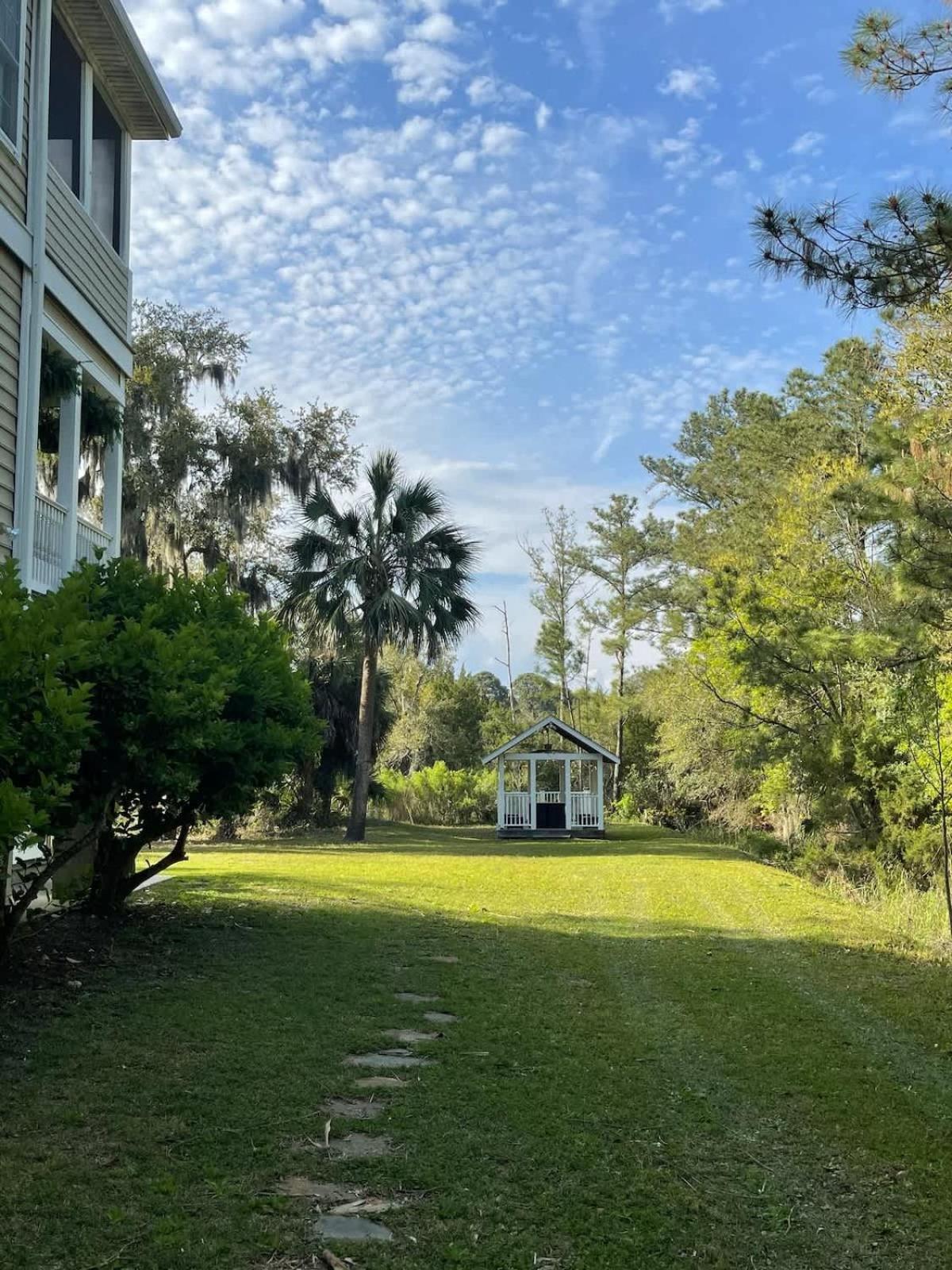 Large W Midway To & Tybee Island! Dog Friendly Venue
