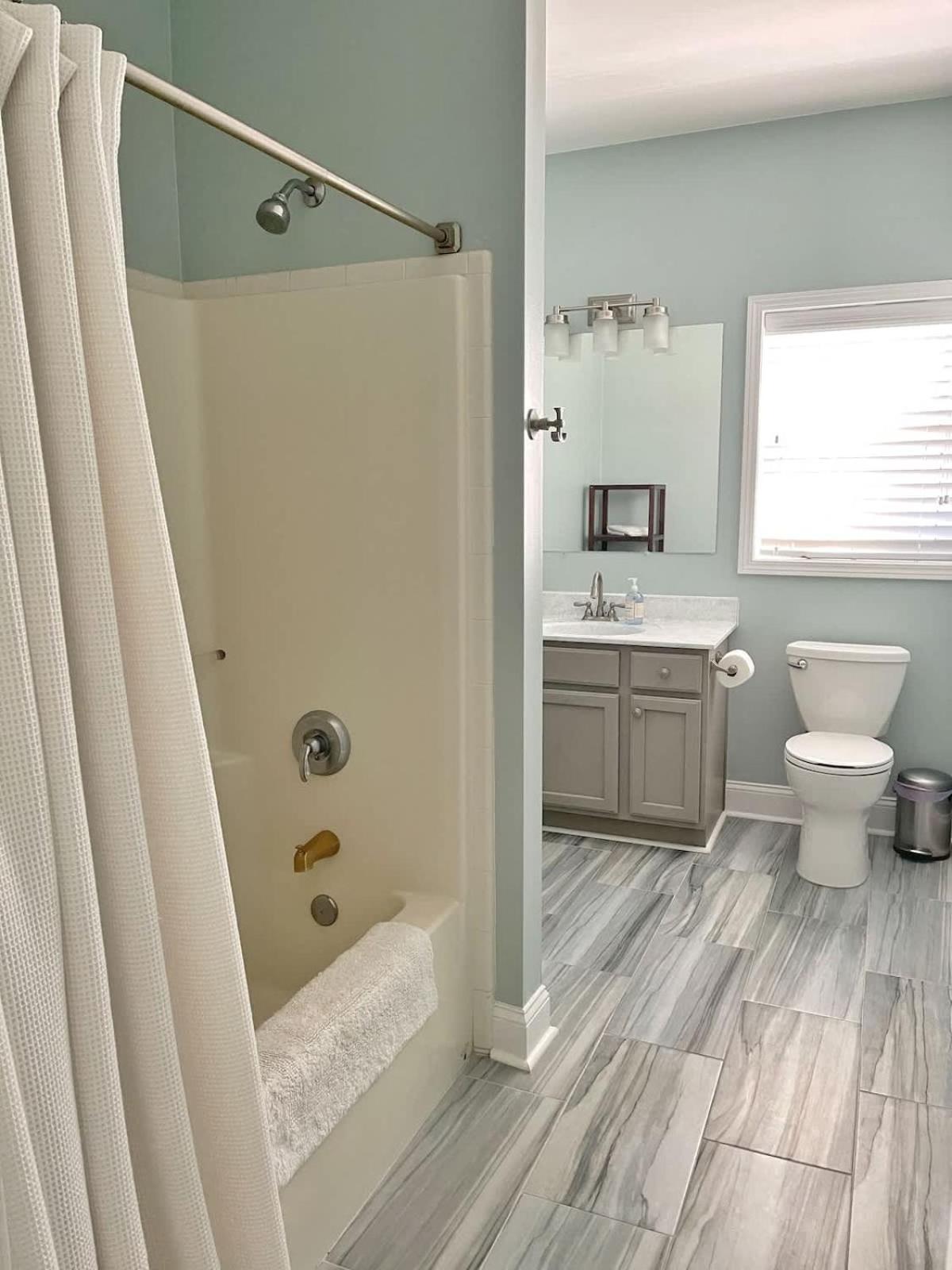 Large W Midway To & Tybee Island! Dog Friendly Venue