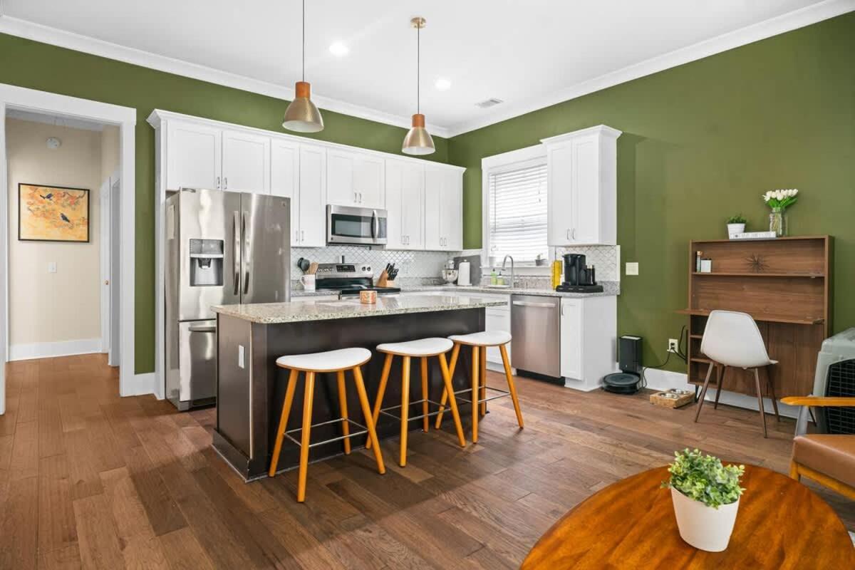 Holiday home Renovated Dog Friendly Duplex Near Food & Fun Fully Fenced Yard And Private Parking *