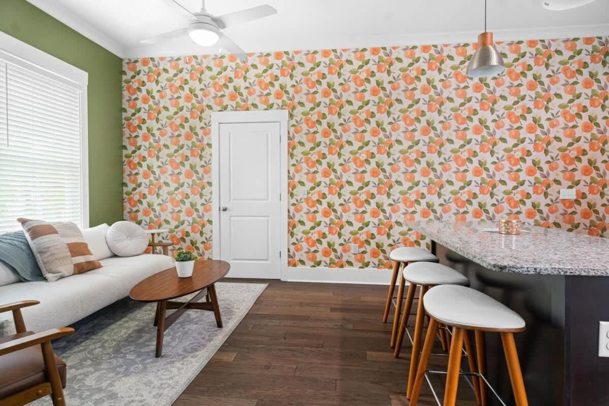 Holiday home Renovated Dog Friendly Duplex Near Food & Fun Fully Fenced Yard And Private Parking Savannah