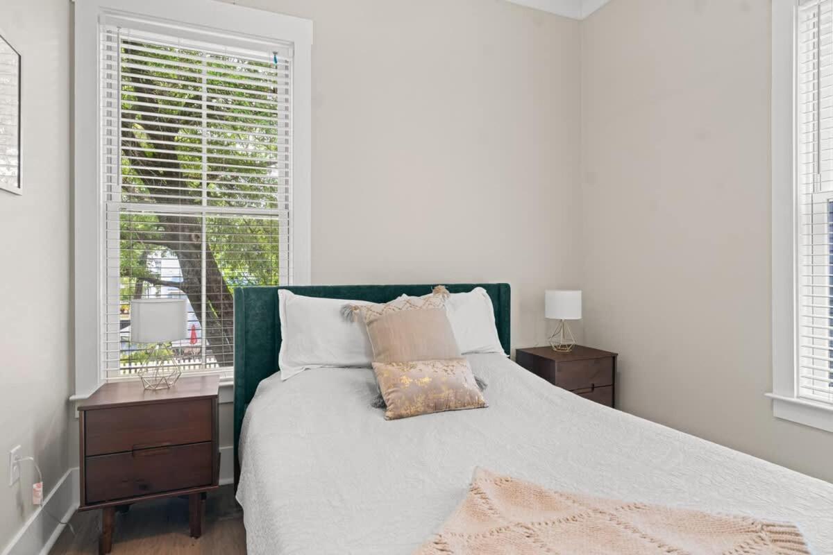 Renovated Dog Friendly Duplex Near Food & Fun Fully Fenced Yard And Private Parking