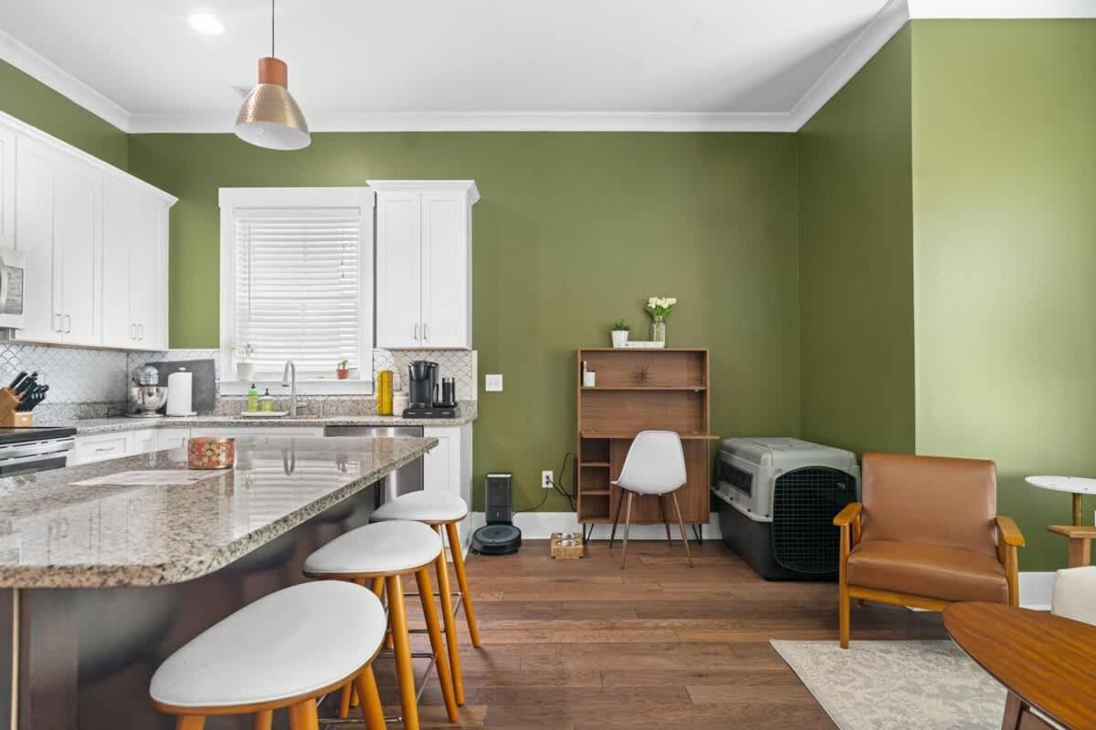 Holiday home Renovated Dog Friendly Duplex Near Food & Fun Fully Fenced Yard And Private Parking Savannah