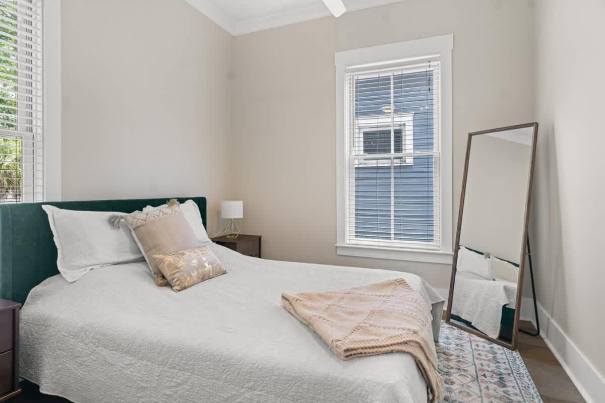 Renovated Dog Friendly Duplex Near Food & Fun Fully Fenced Yard And Private Parking