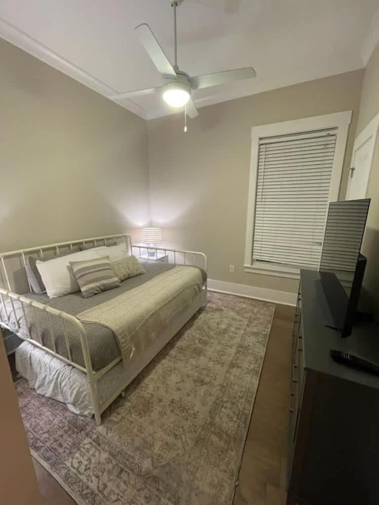 Renovated Dog Friendly Duplex Near Food & Fun Fully Fenced Yard And Private Parking Holiday home Savannah