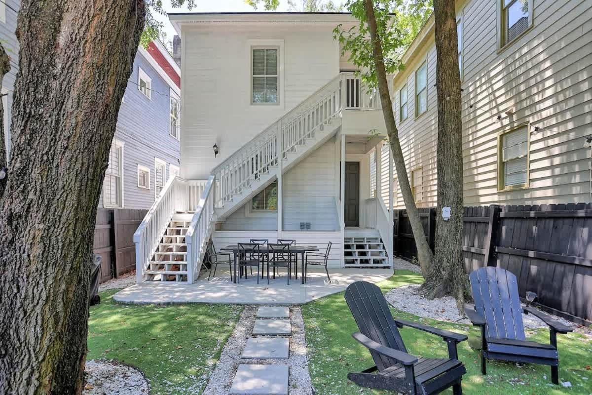 Holiday home Renovated Dog Friendly Duplex Near Food & Fun Fully Fenced Yard And Private Parking Savannah