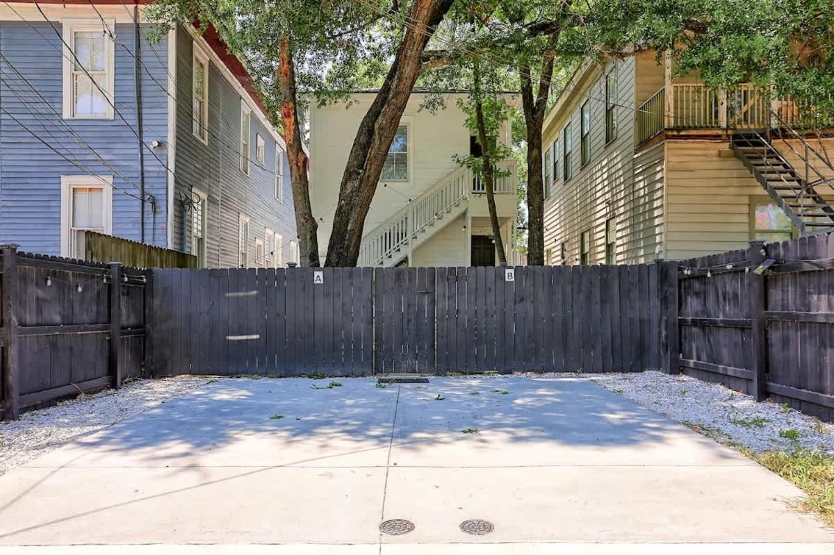 Renovated Dog Friendly Duplex Near Food & Fun Fully Fenced Yard And Private Parking Holiday home *