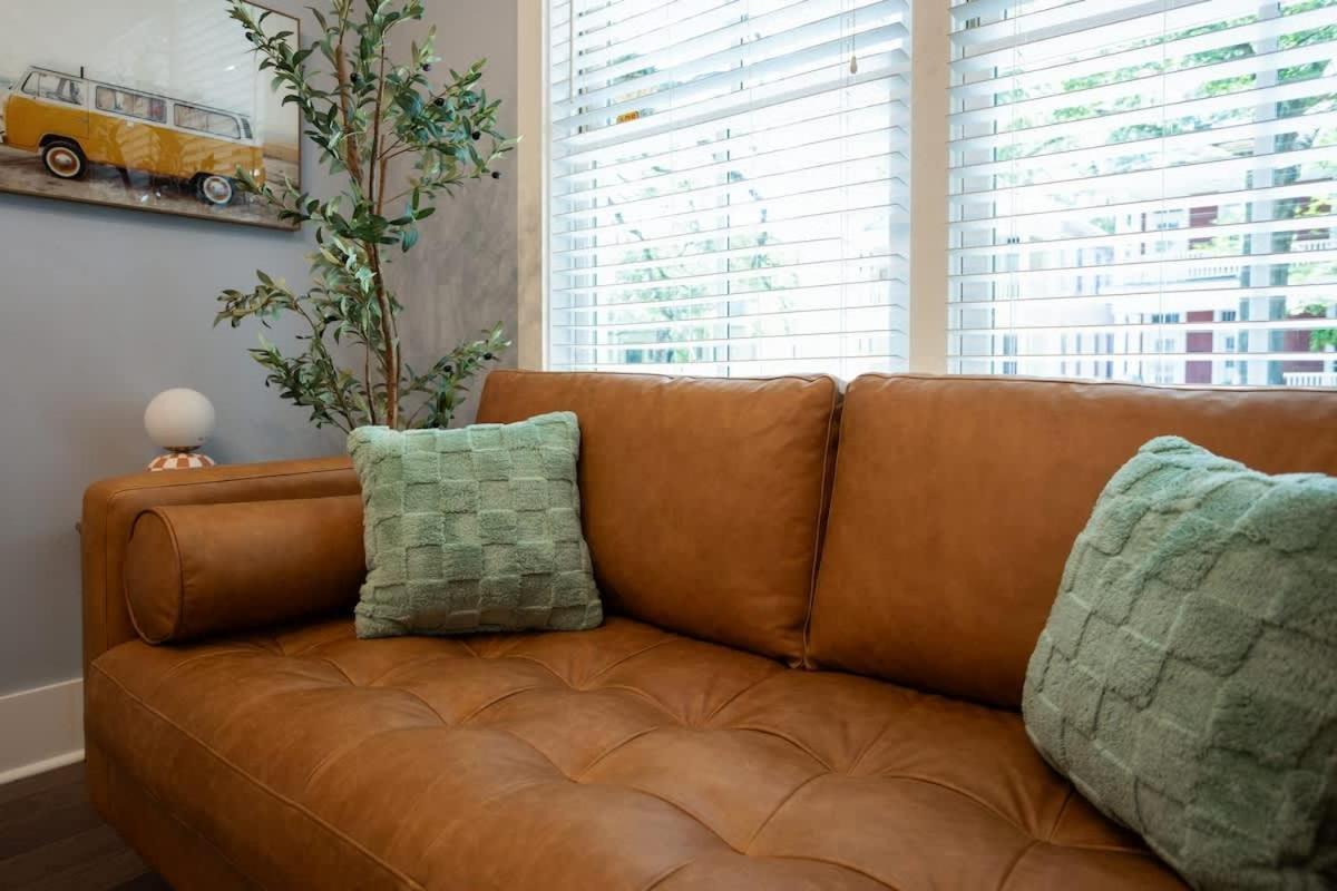 Renovated Dog Friendly Duplex Near Food & Fun Fully Fenced Yard And Private Parking Holiday home Savannah