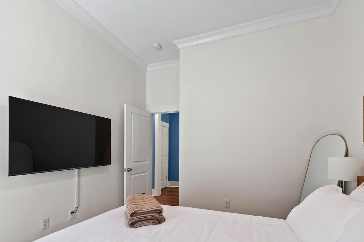 Renovated Dog Friendly Duplex Near Food & Fun Fully Fenced Yard And Private Parking Holiday home *