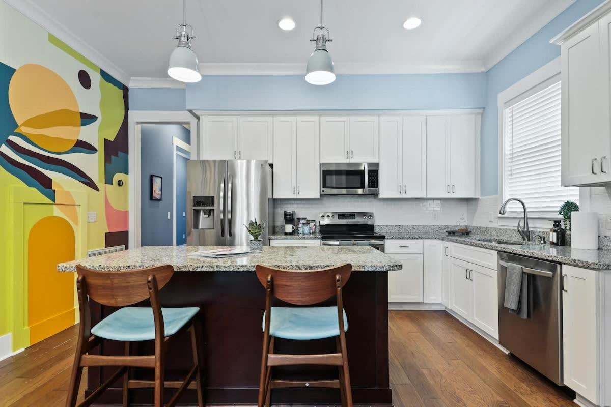 Renovated Dog Friendly Duplex Near Food & Fun Fully Fenced Yard And Private Parking