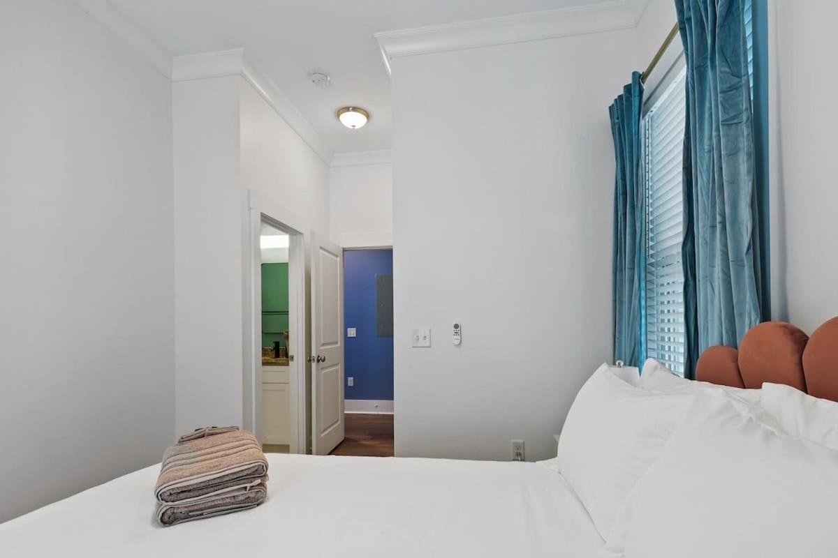 Renovated Dog Friendly Duplex Near Food & Fun Fully Fenced Yard And Private Parking Holiday home