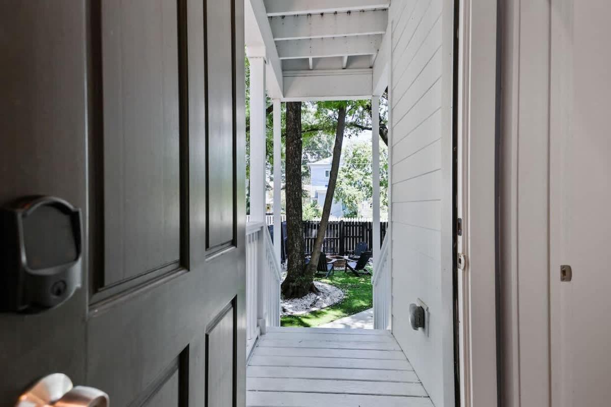 Holiday home Renovated Dog Friendly Duplex Near Food & Fun Fully Fenced Yard And Private Parking
