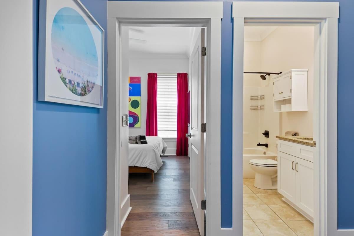 Renovated Dog Friendly Duplex Near Food & Fun Fully Fenced Yard And Private Parking