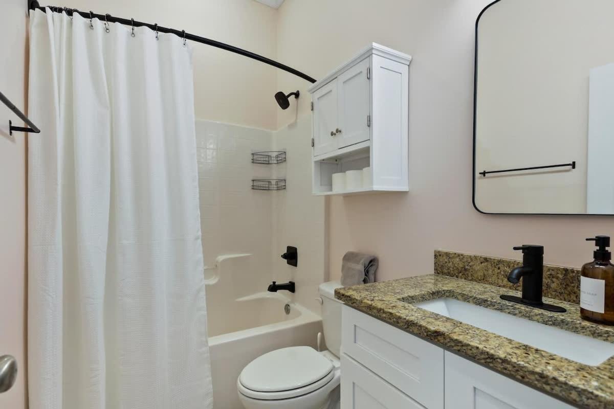 Renovated Dog Friendly Duplex Near Food & Fun Fully Fenced Yard And Private Parking Holiday home