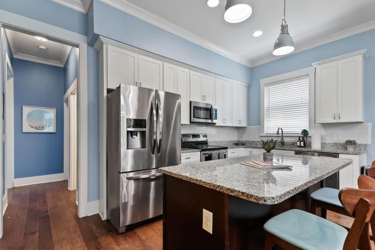 Holiday home Renovated Dog Friendly Duplex Near Food & Fun Fully Fenced Yard And Private Parking Savannah
