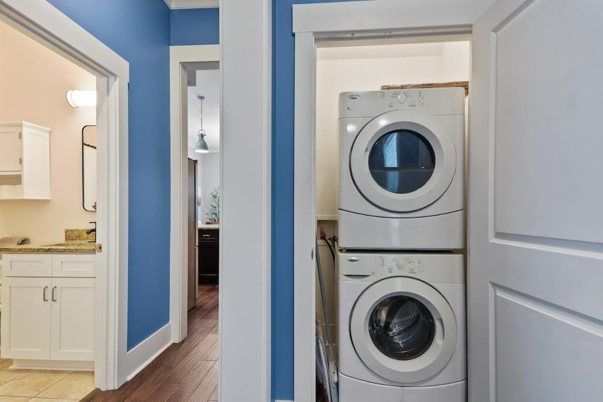 Renovated Dog Friendly Duplex Near Food & Fun Fully Fenced Yard And Private Parking *