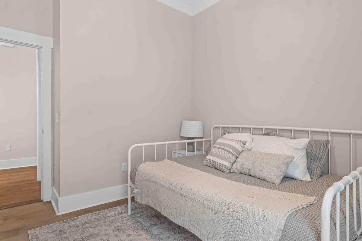 Apartment Downtown At The Peach House Dogs Welcome Fully Fenced Yard And Off-street Parking *
