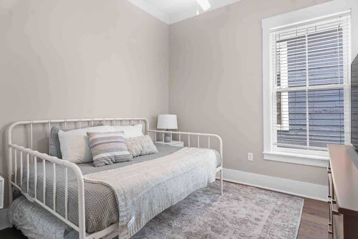 Downtown At The Peach House Dogs Welcome Fully Fenced Yard And Off-street Parking Apartment Savannah
