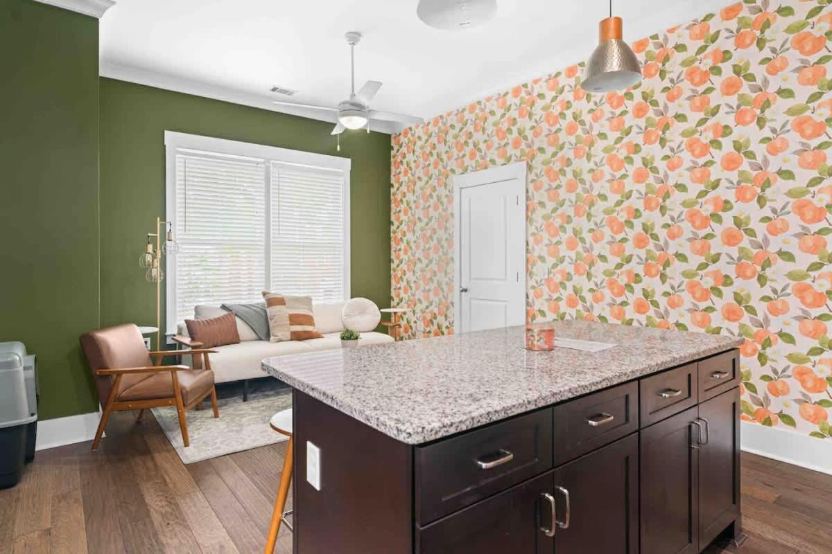Apartment Downtown At The Peach House Dogs Welcome Fully Fenced Yard And Off-street Parking
