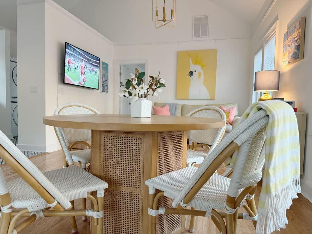 Sunny & Playful Carriage House In Downtown Here And Walk Everywhere