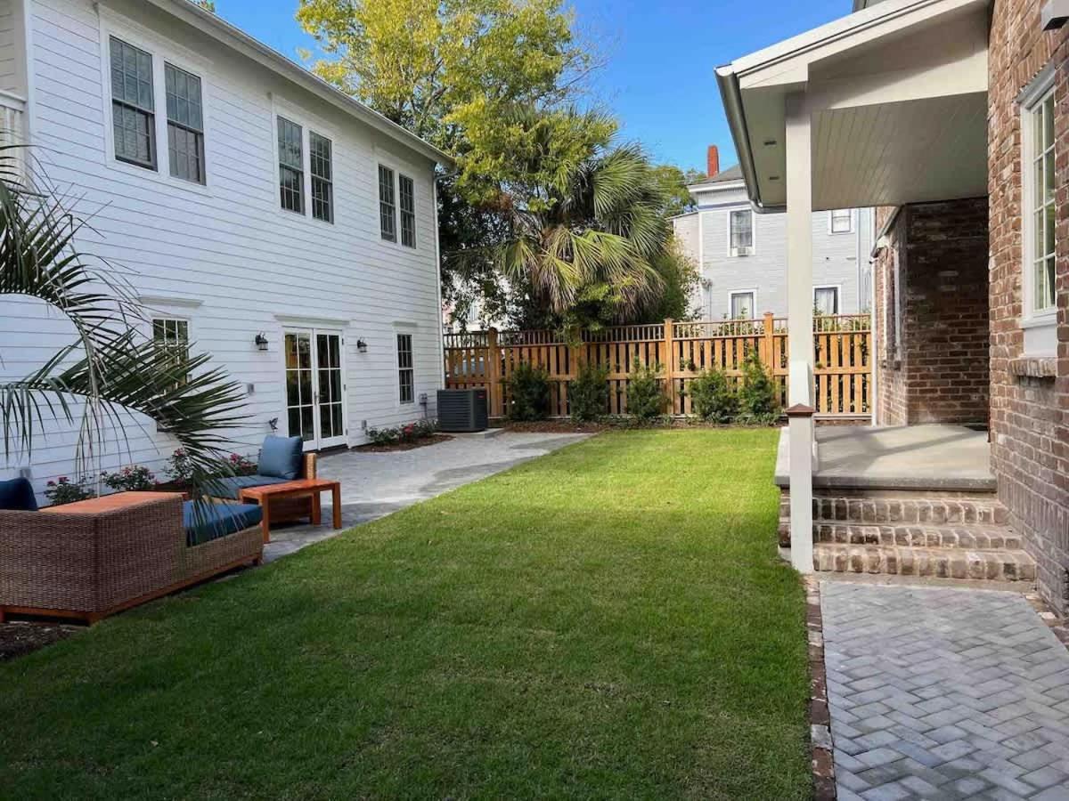 Holiday home Spacious 3-floor Downtown Retreat - Prime Location