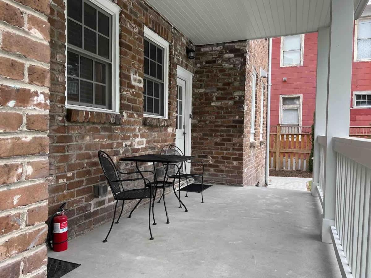 Holiday home Spacious 3-floor Downtown Retreat - Prime Location *
