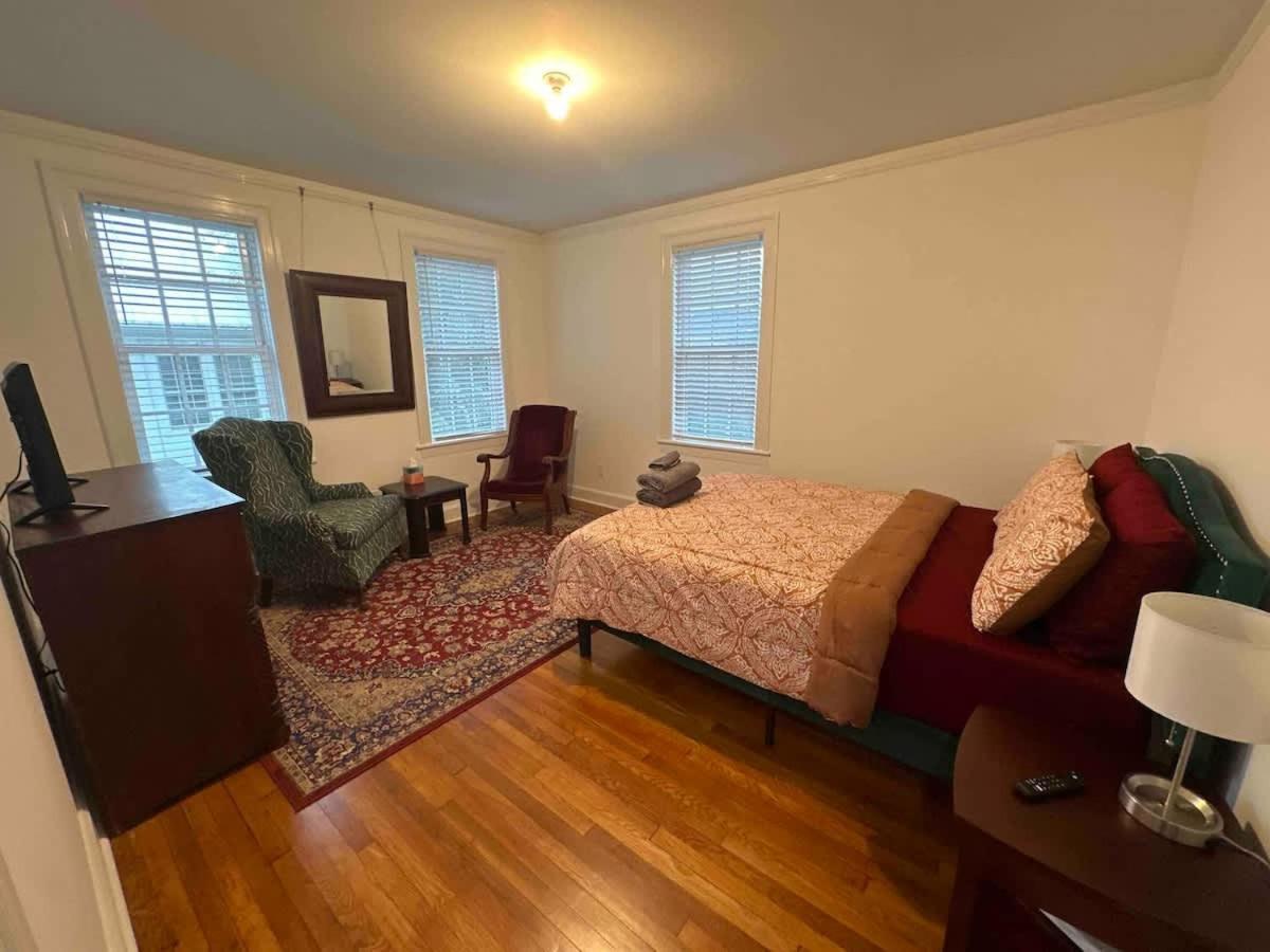 Spacious 3-floor Downtown Retreat - Prime Location Holiday home