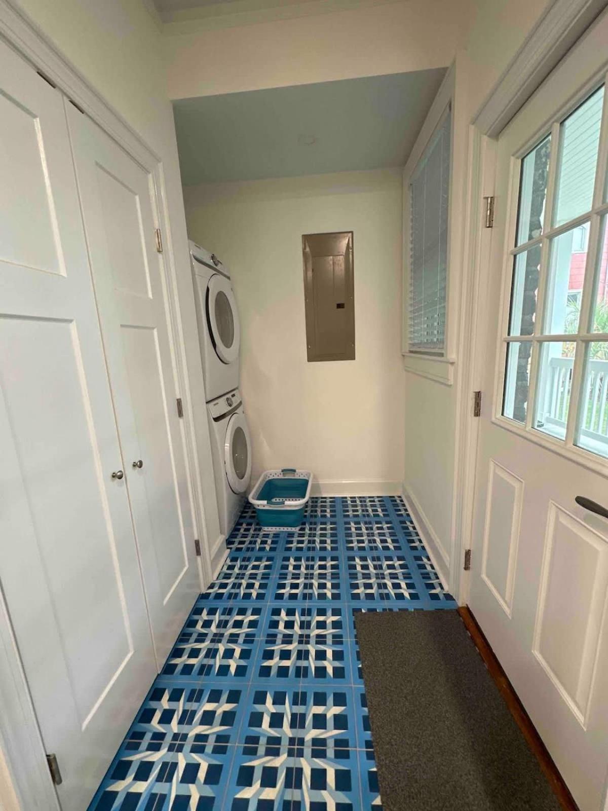 Holiday home Spacious 3-floor Downtown Retreat - Prime Location
