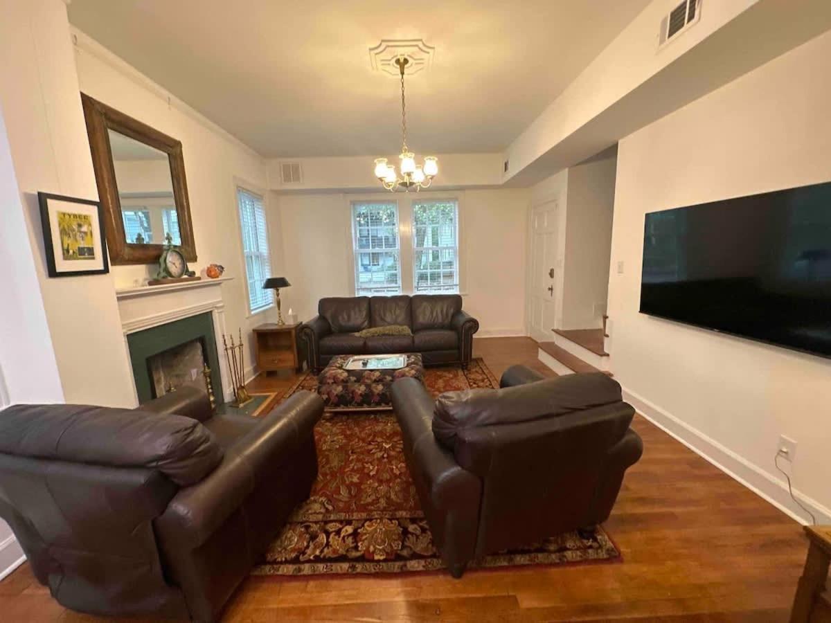 Spacious 3-floor Downtown Retreat - Prime Location *