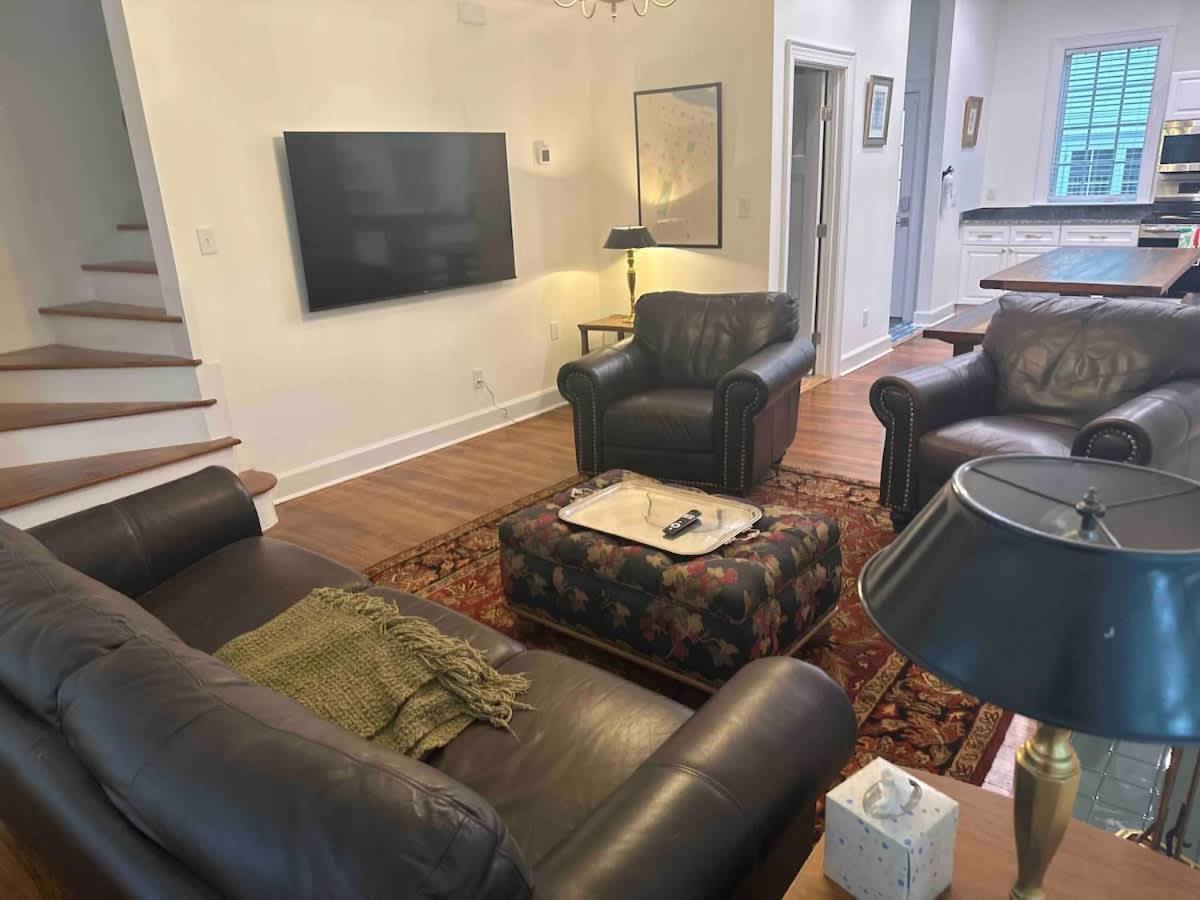 Spacious 3-floor Downtown Retreat - Prime Location Holiday home *