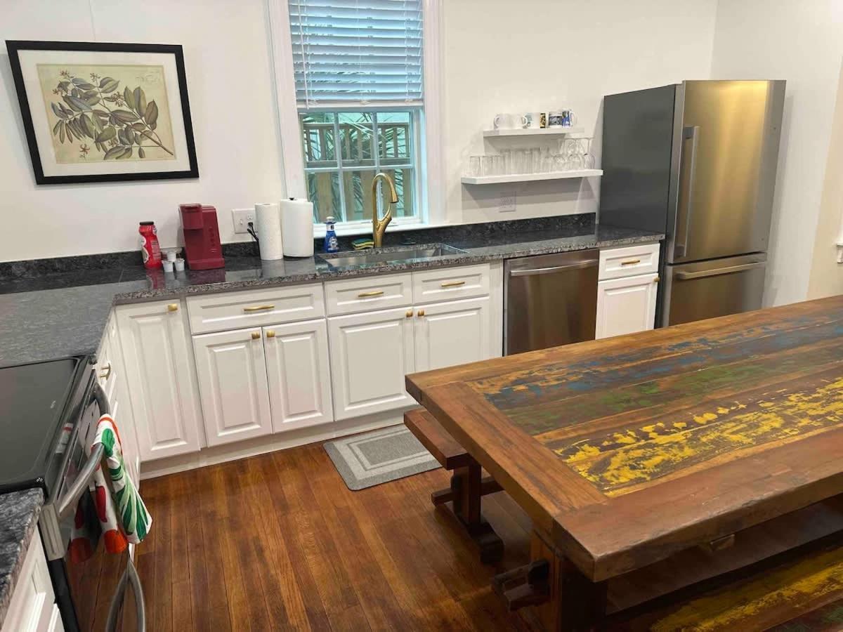 Spacious 3-floor Downtown Retreat - Prime Location
