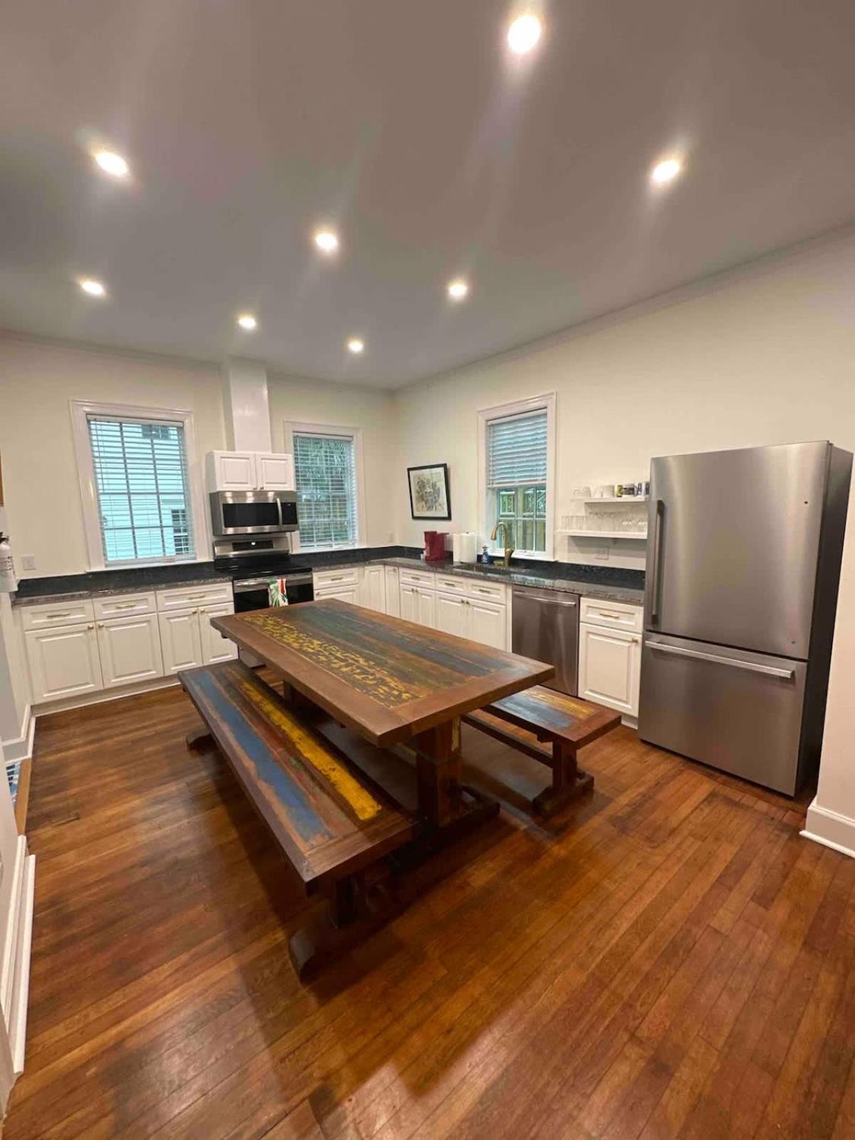 Spacious 3-floor Downtown Retreat - Prime Location Holiday home Savannah