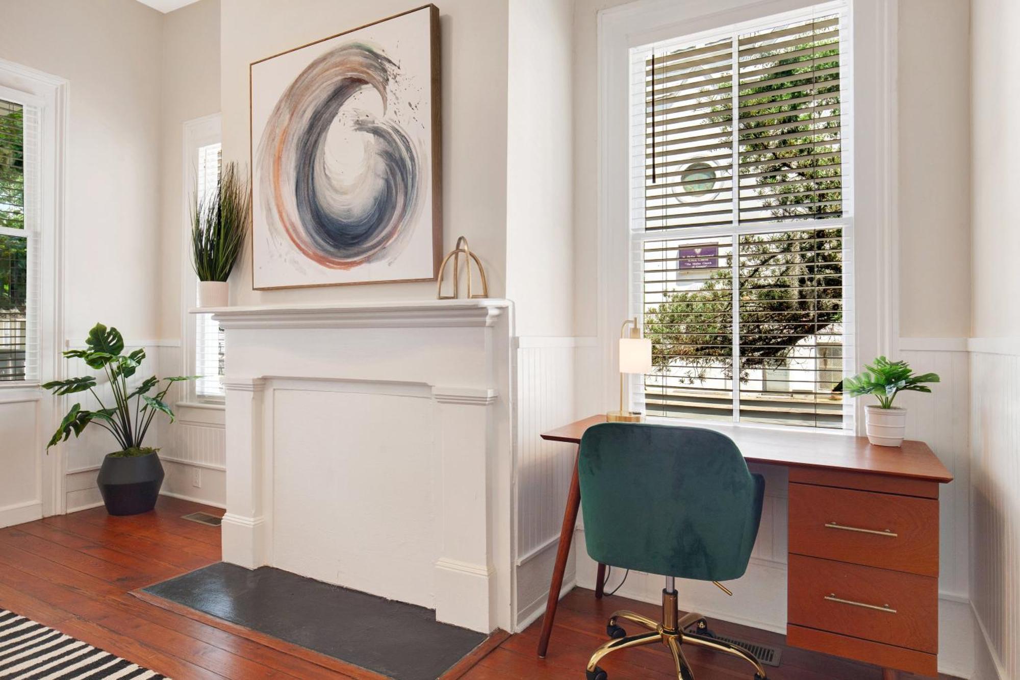 Comfortable Executive By The Park Heated Pool Access 1392