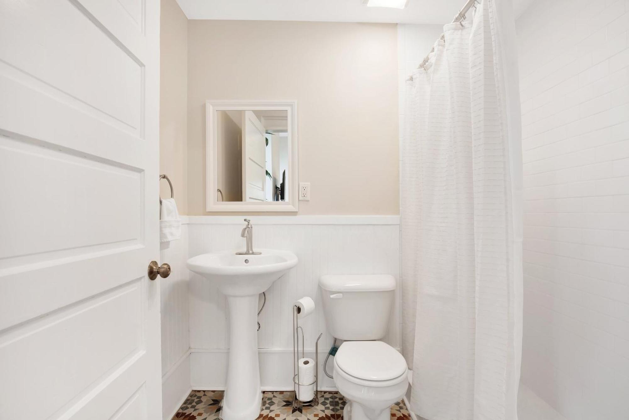 Comfortable Executive By The Park Heated Pool Access 1392