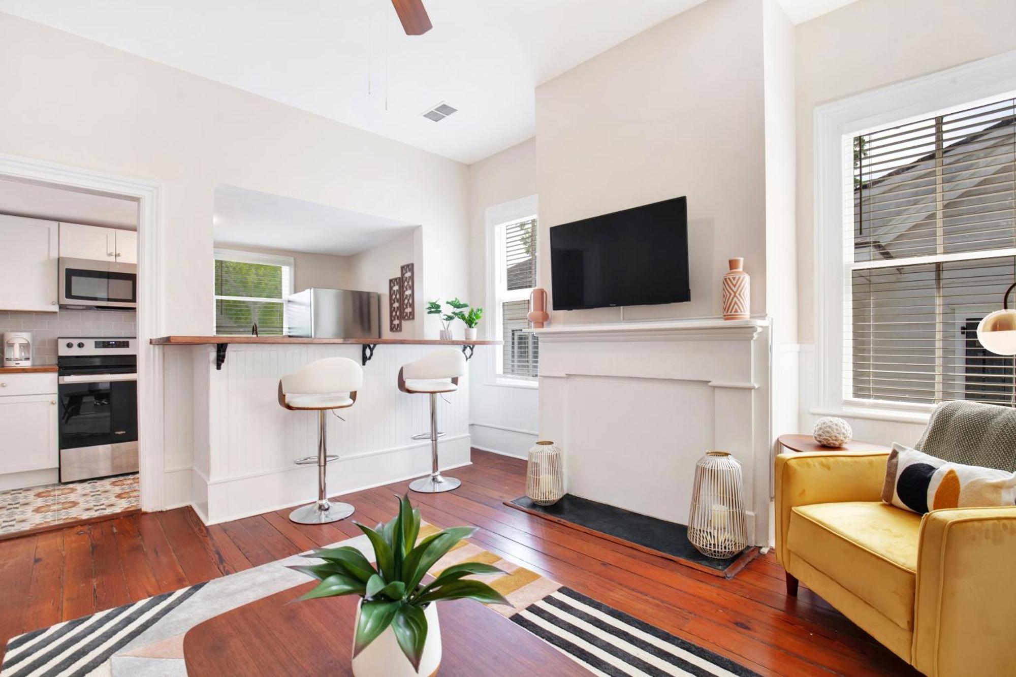 Comfortable Executive By The Park Heated Pool Access 1395