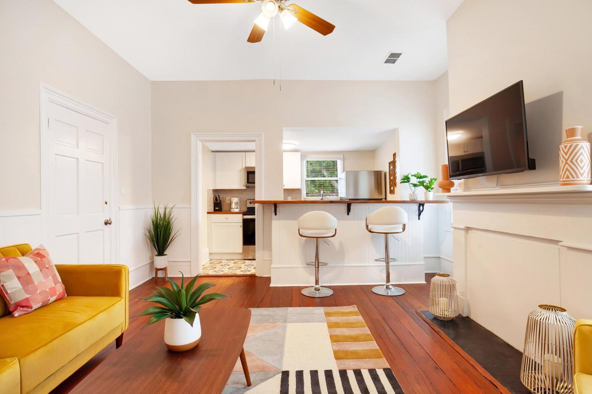 Comfortable Executive By The Park Heated Pool Access 1395