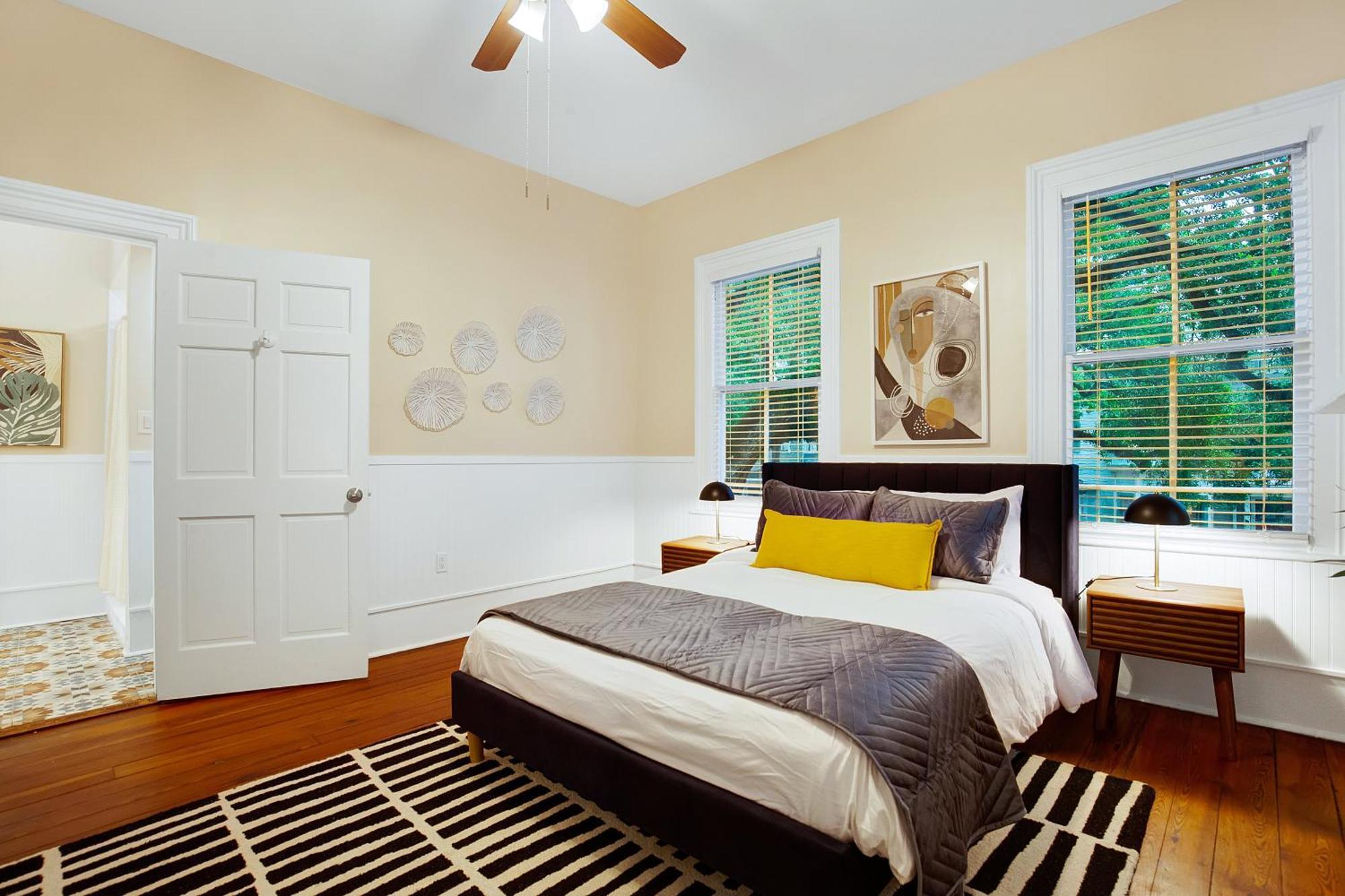 Comfortable Executive By The Park Heated Pool Access 1394
