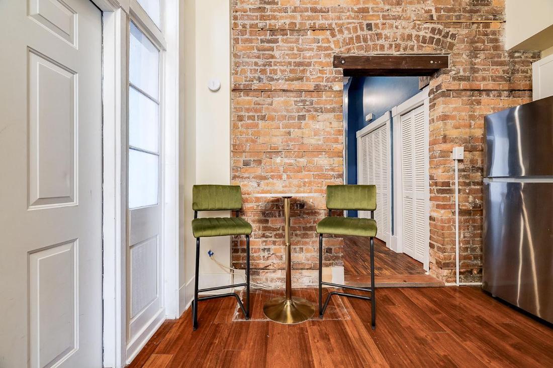 Chalet Red Brick Beauty In Downtown