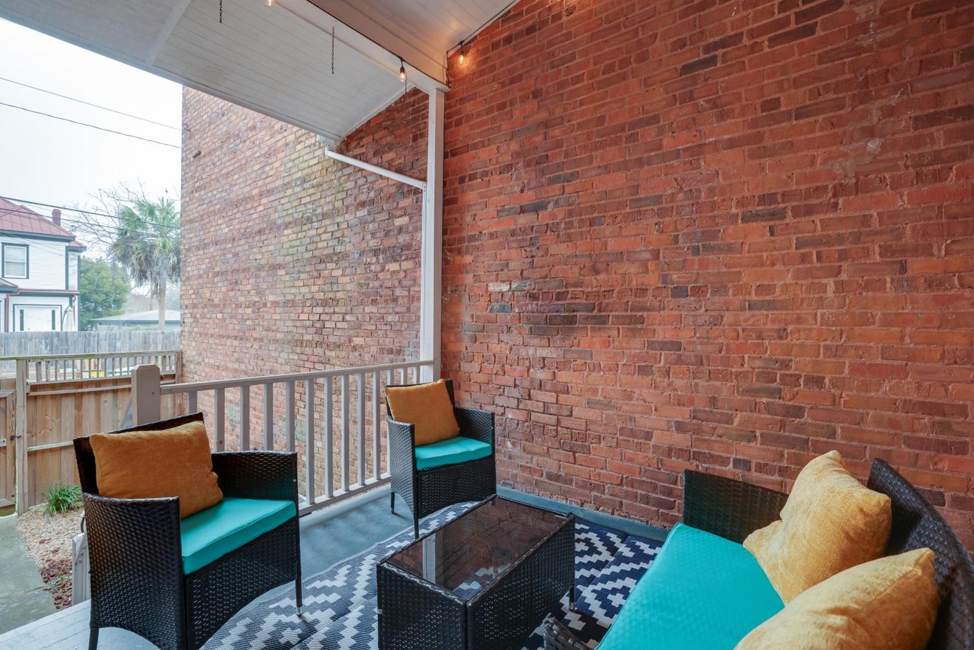 Red Brick Beauty In Downtown Chalet *