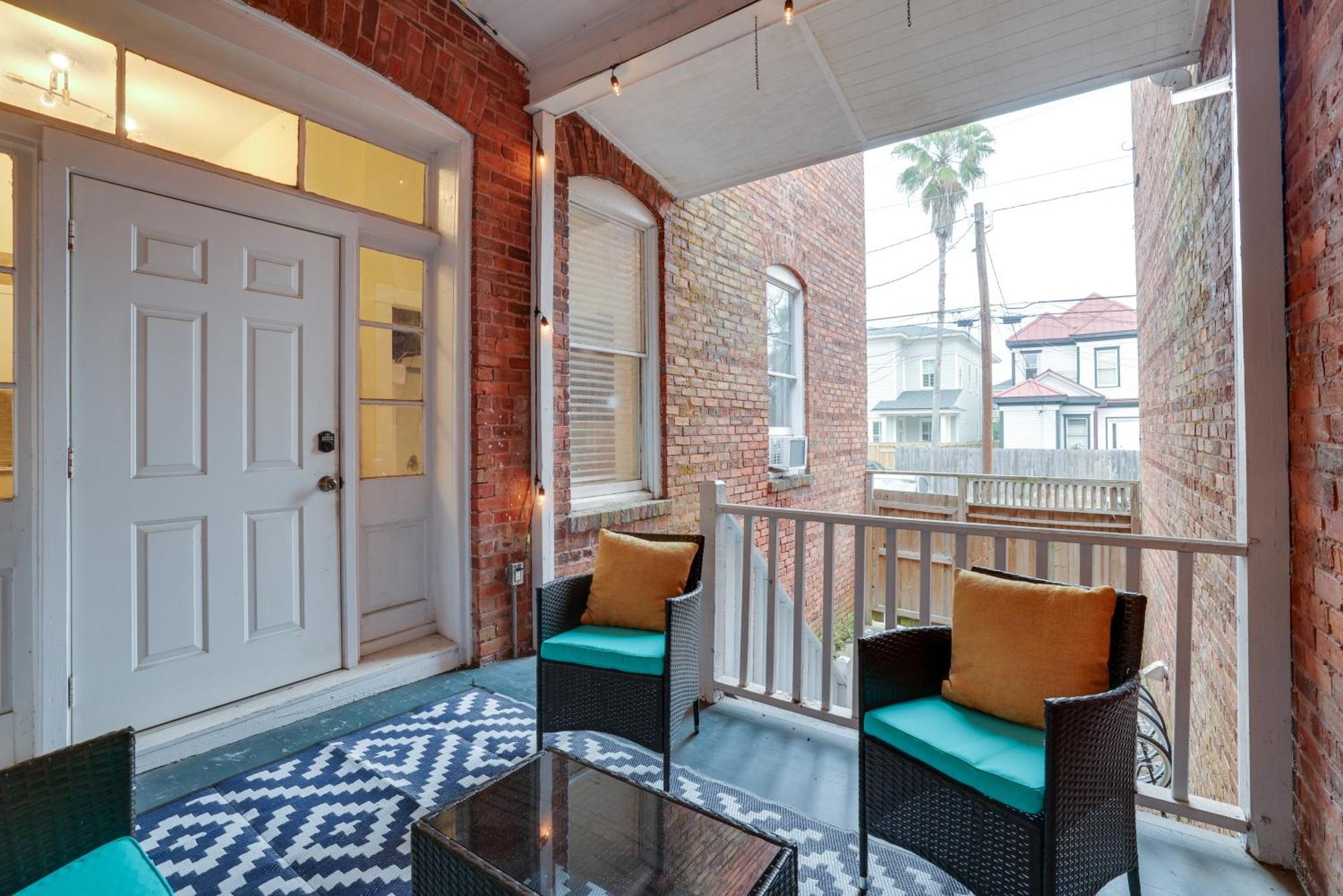 Chalet Red Brick Beauty In Downtown Savannah