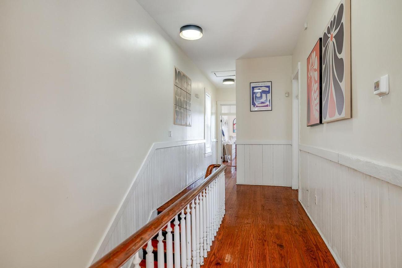 Chalet Red Brick Beauty In Downtown *