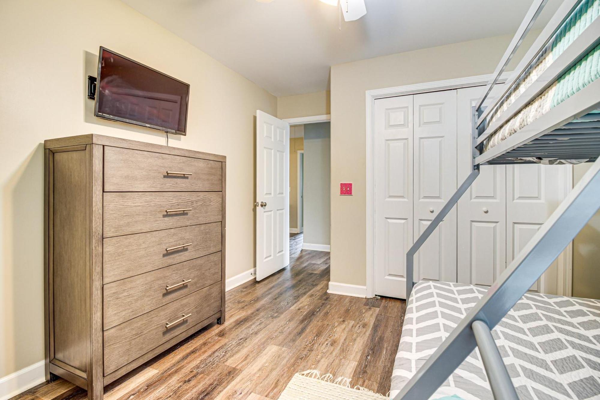 Holiday home Spacious Pooler With Family-friendly Perks Savannah