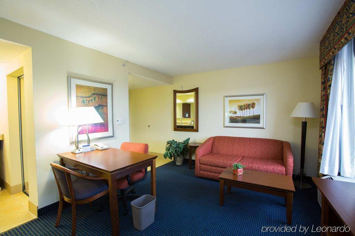 Hampton & - I-95 South - Gateway Hotel