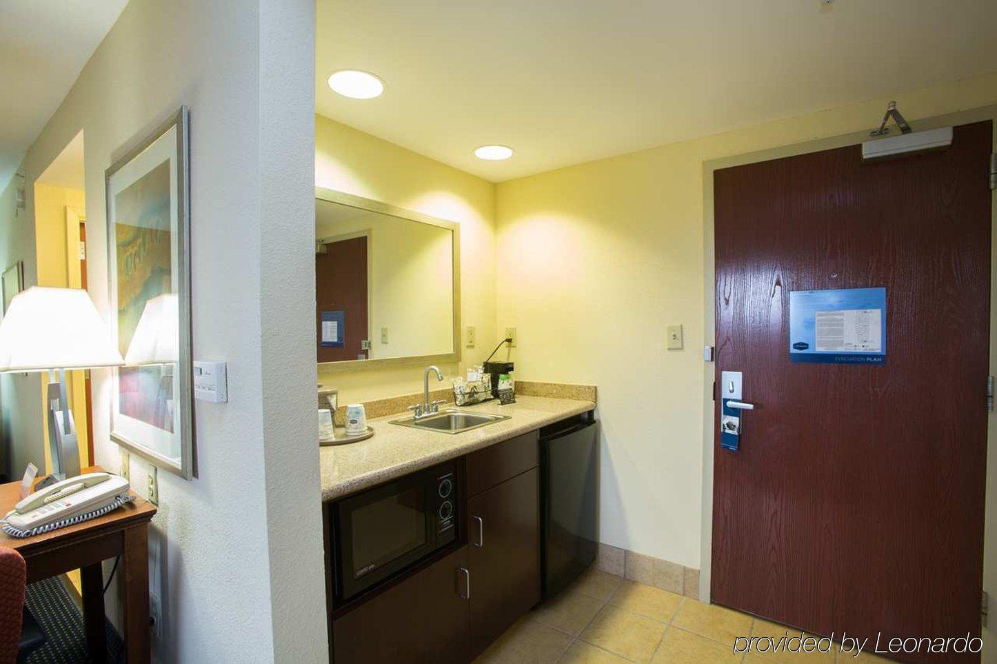 Hampton & - I-95 South - Gateway 3* Savannah