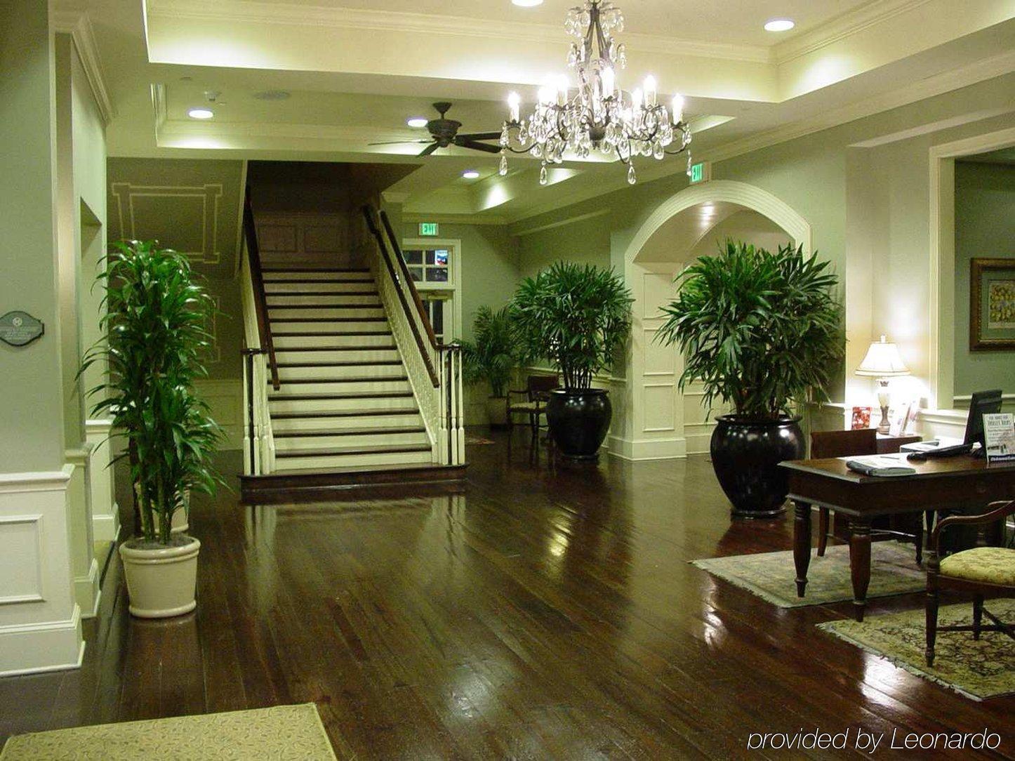 Hampton & Historic District Hotel 3*