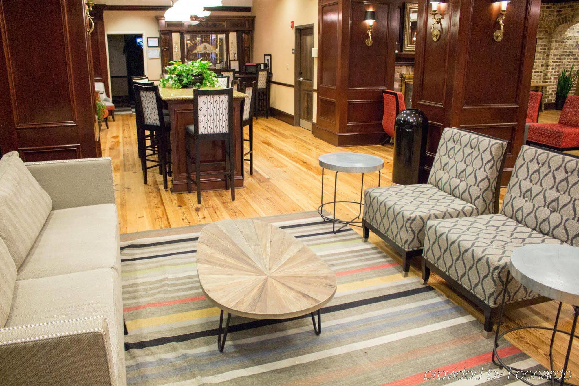 Hotel Hampton & Historic District 3*