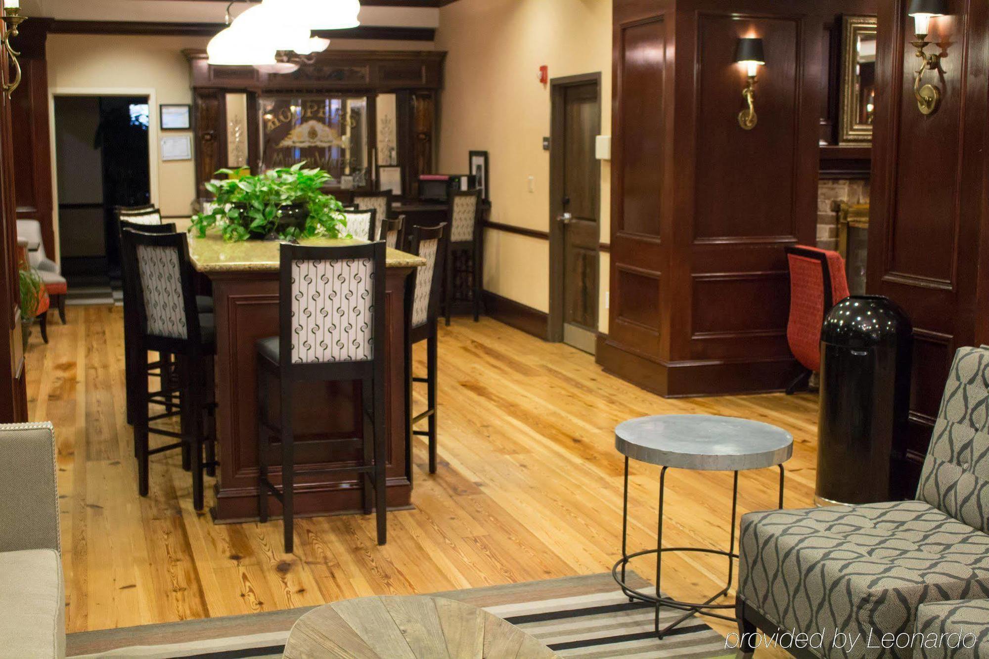 Hotel Hampton & Historic District