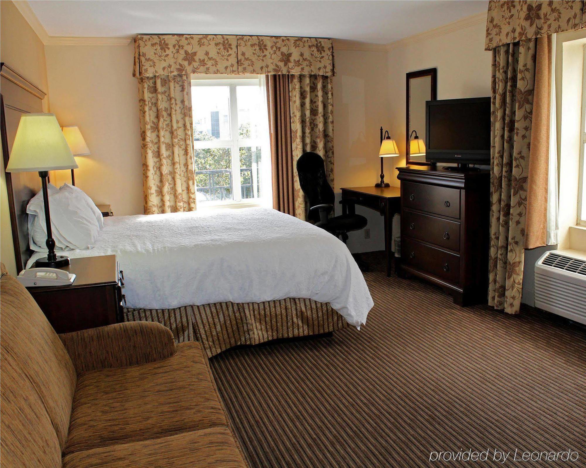 Hampton & Historic District Hotel 3*