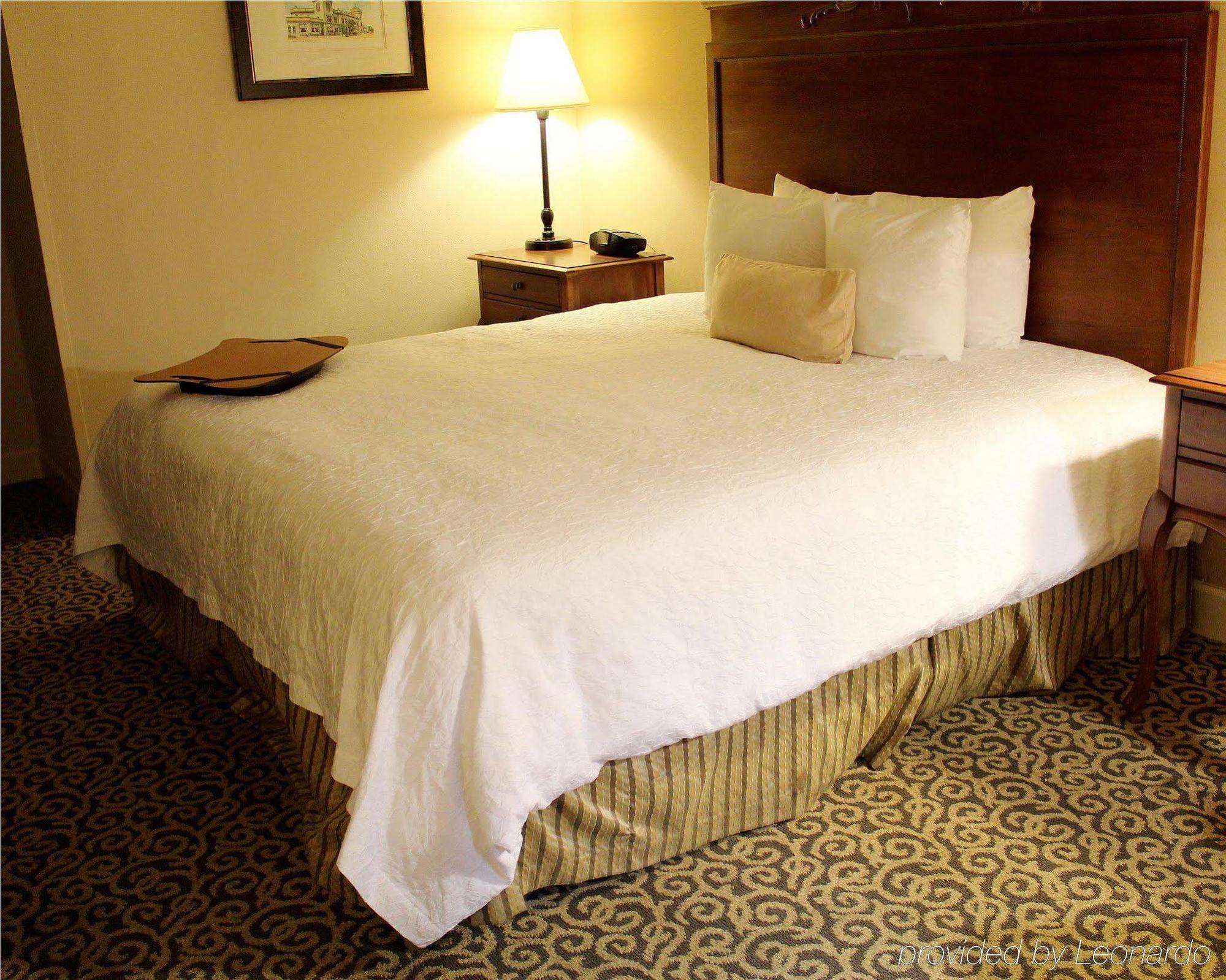 Hotel Hampton & Historic District 3*