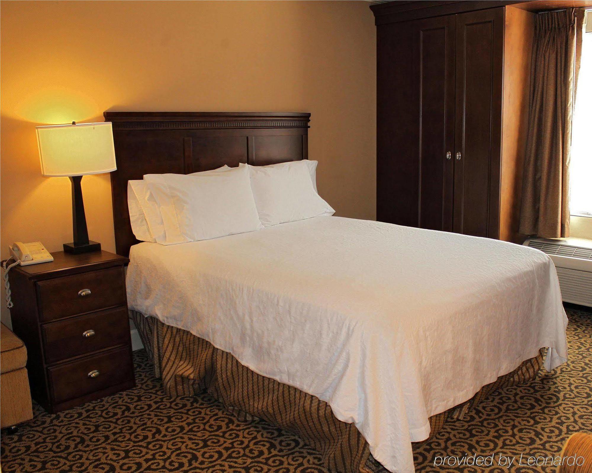 Hotel Hampton & Historic District 3*