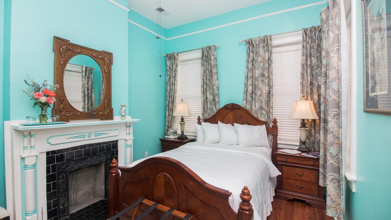 Dresser Palmer House Bed & Breakfast